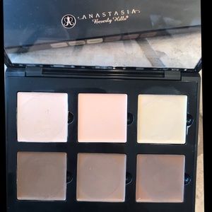 Anastasia contour kit - light.  Used twice.